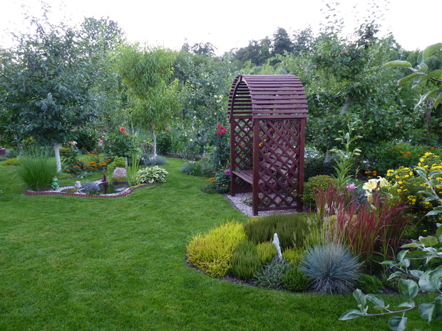 Wrzosowisko przy pergoli.