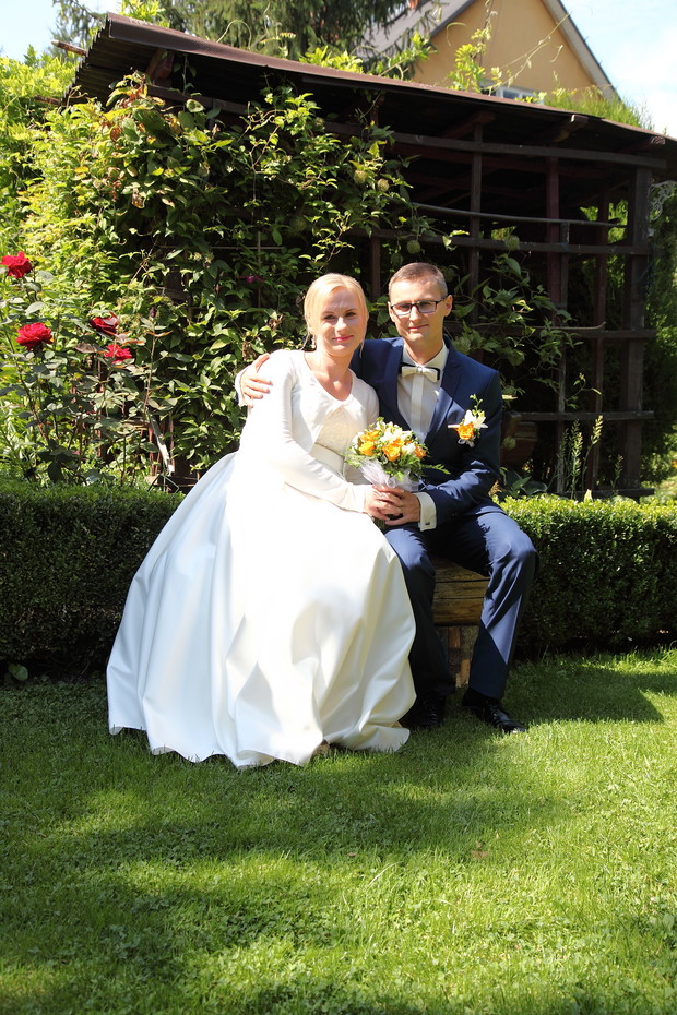 Z ukochanym mężem  w ogrodzie  gdzie odbył się mały plener.