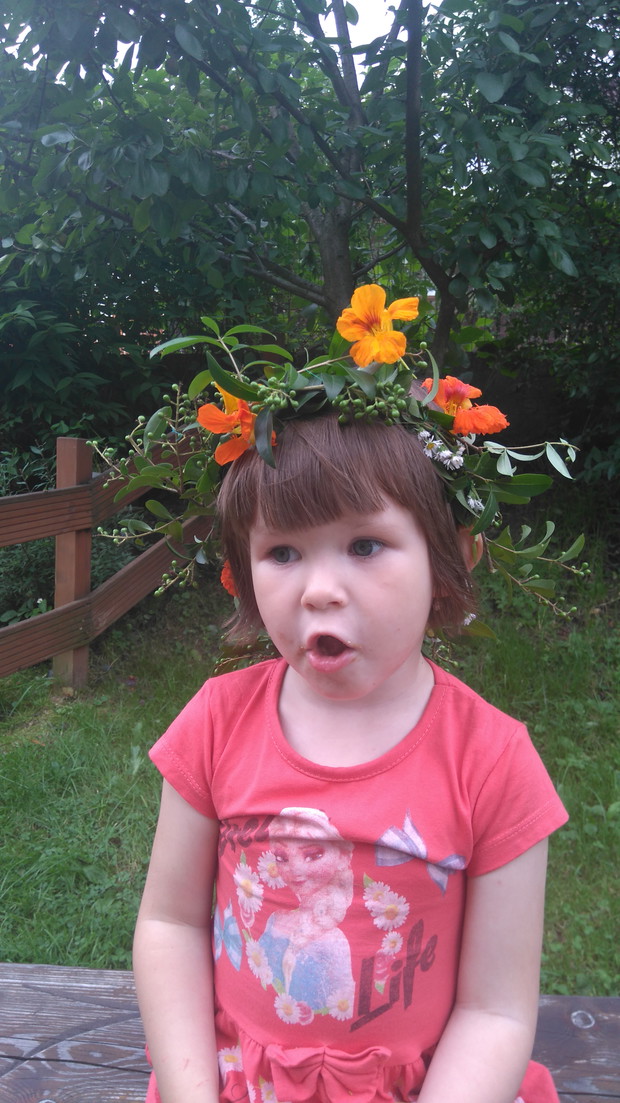 Zabawa w ogrodzie :-) najszybciej upleciony wianek i śpiewanie małej ogrodniczki :-)