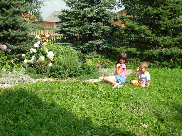 Zielona trawka zachęca do szaleństw moje małe urwisy