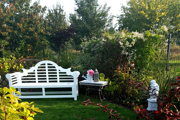 Biała ławka, to mocny akcent kolorystyczny, ale także pięknie rozjaśnia każde miejsce w ogrodzie. A w angielskim ogrodzie, nie mogło braknąć właśnie tego modelu ławki.