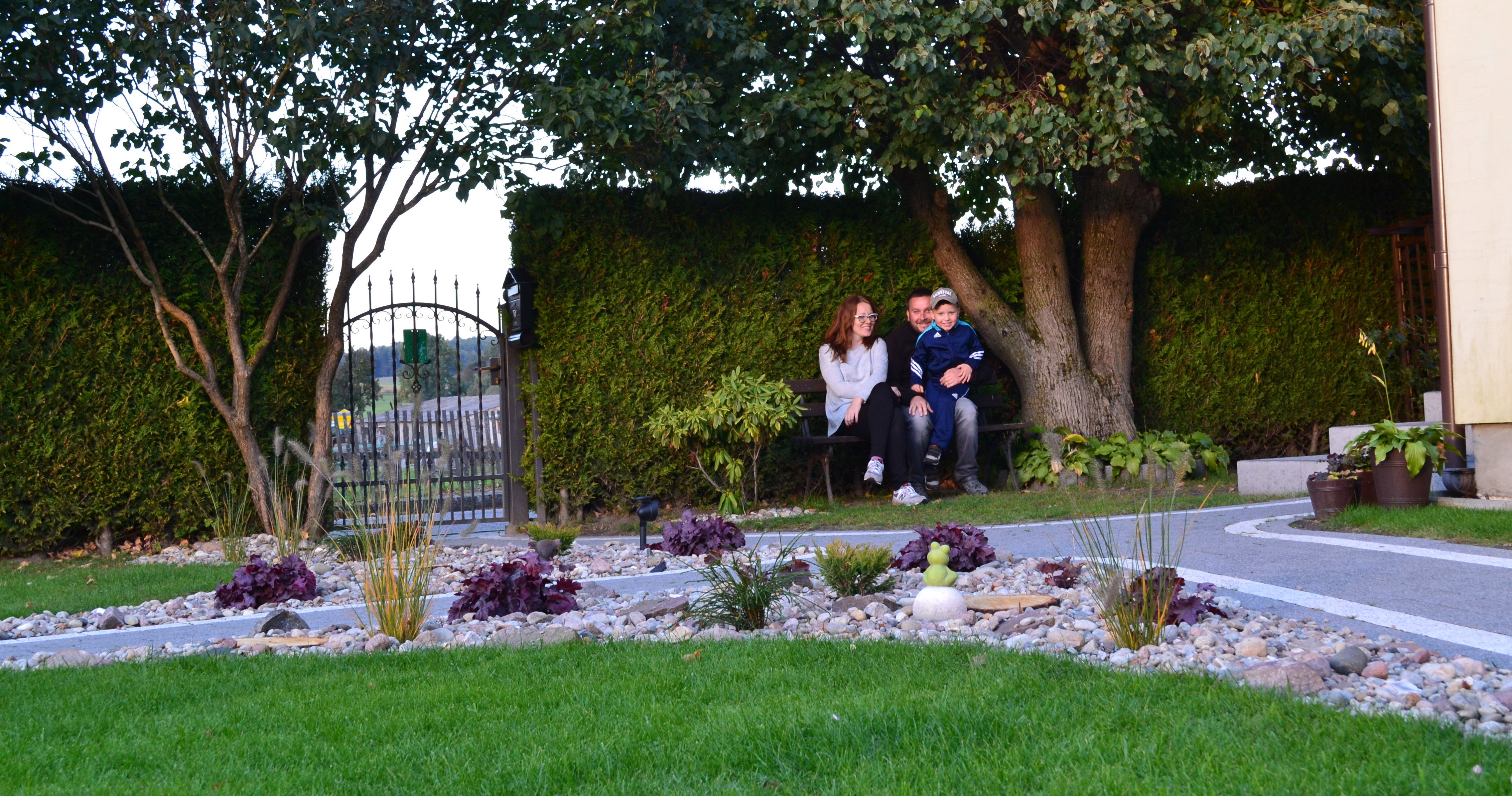 Gościu, siądź pod mym liściem, a odpoczni sobie!

Nie dójdzie cię tu słońce, przyrzekam ja tobie.... relaks w cieniu lipy....
