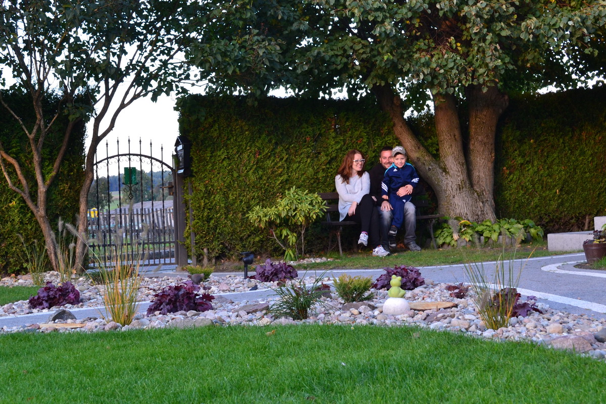 Gościu, siądź pod mym liściem, a odpoczni sobie!
Nie dójdzie cię tu słońce, przyrzekam ja tobie.... relaks w cieniu lipy....