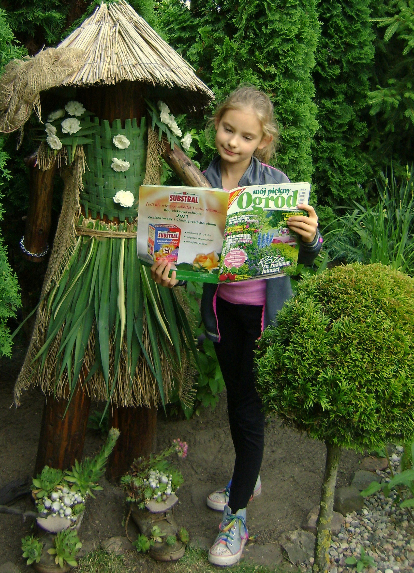 Moja wnuczka lubi czytać z babcią jej ulubione czasopisma ogrodnicze.