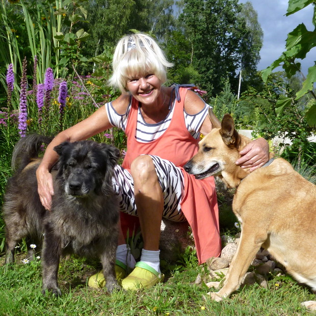 Nasi wierni towarzysze również uwielbiają cieszyć się ogrodem.