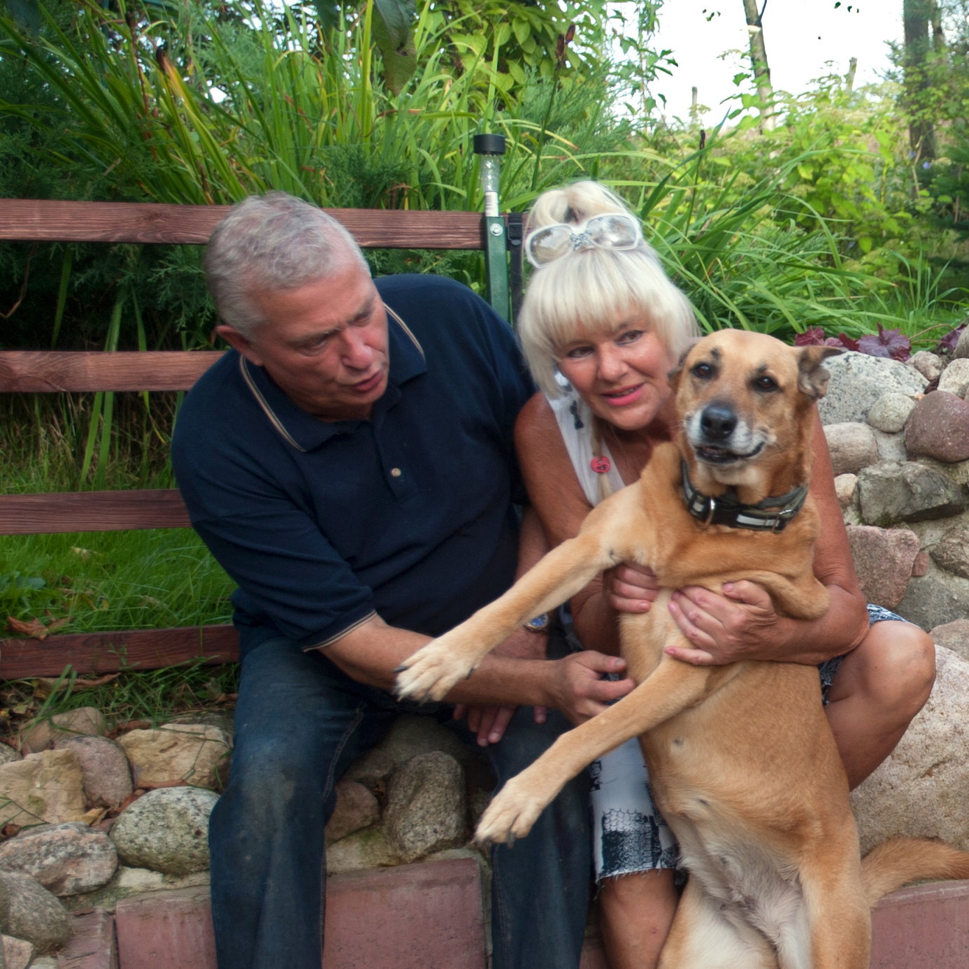 Przy ziemiance. Niektórych członków rodziny trzeba czasami przymusić do pozowania :).