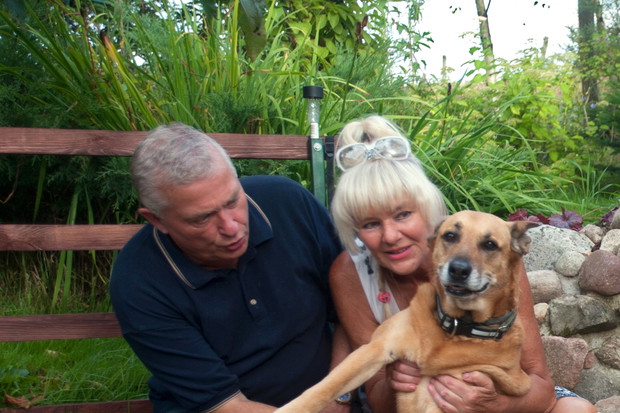 Przy ziemiance. Niektórych członków rodziny trzeba czasami przymusić do pozowania :).