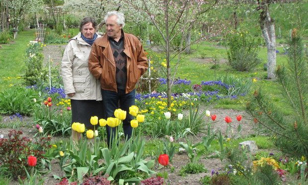 Siostra Danka i szwagier Władek wśród wiosennych kwiatów