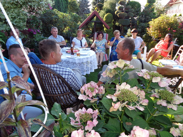 Spotkanie rodzinne w ogrodzie.