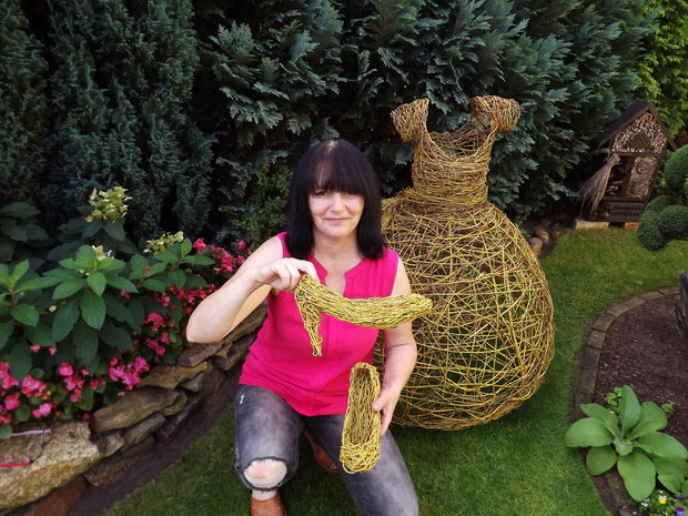 Sukienka i złote pantofelki z wierzby płaczącej.