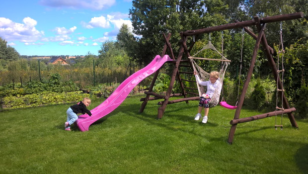 Tatuś zbudował mi plac zabaw