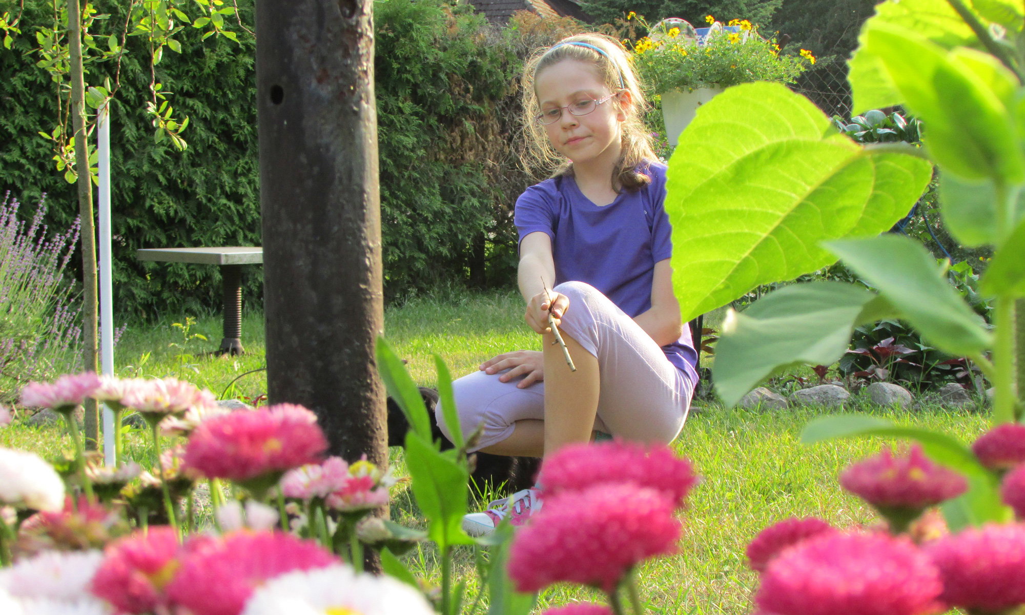 Wnuczka Natalia uwielbia zabawy z pieskami