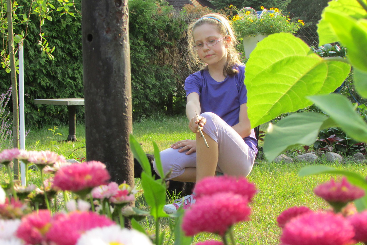 Wnuczka Natalia uwielbia zabawy z pieskami