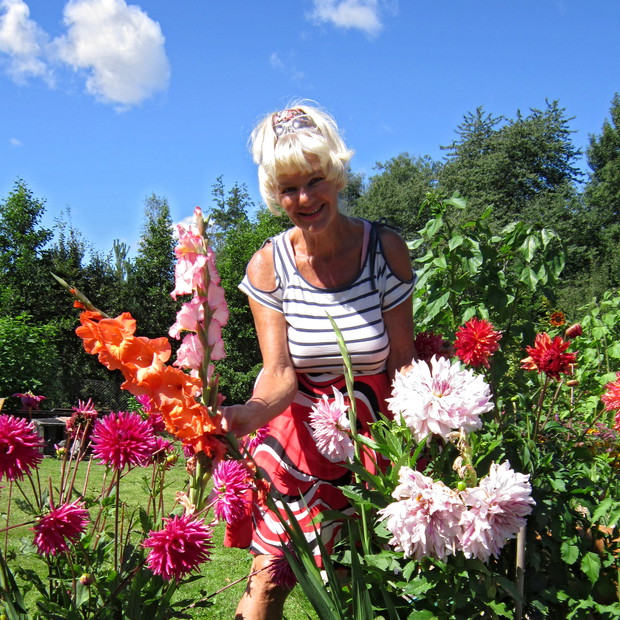 Wśród zapachu kwiatów.