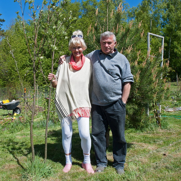 Z mężem Ludwikiem przy młodych drzewkach.