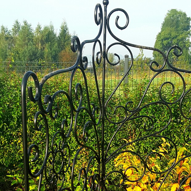 Zagłówek od łóżka, który może stać się podporą dla roślin.