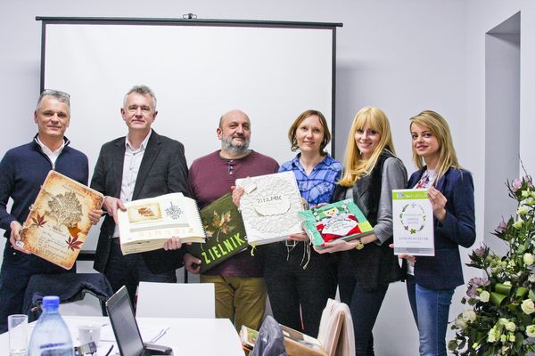 Konkursowe jury wraz z najlepszymi pracami (zdj.: materiały promocyjne)