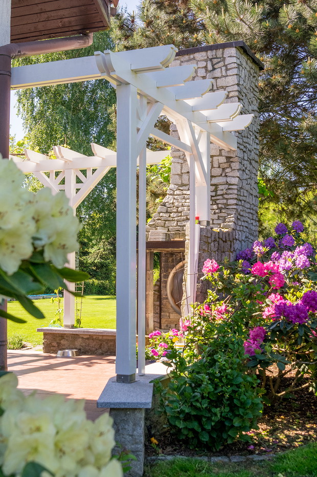 By wejść na taras trzeba otrzeć się o zapach rododendronów.