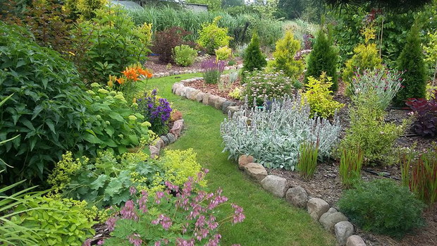 Druga strona alejki, 2 sezon roślinek w tej części ogrodu. Kwitną już serduszka, przewrotnik, lilie, dzwonki, za moment kwiaty otworzy hortensja, za miesiąc sadziec. 