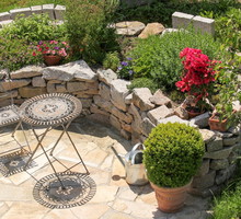 W definicję stylu śródziemnomorskiego wpisane są murki oraz gliniane doniczki (zdj.: Fotolia.com)