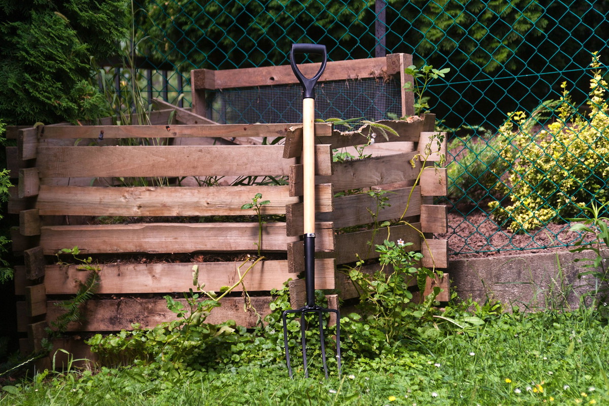 W kompostowniku powstaje cenny naturalny nawóz (zdj.: Shutterstock).