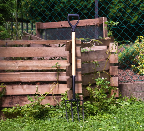 W kompostowniku powstaje cenny naturalny nawóz (zdj.: Shutterstock).