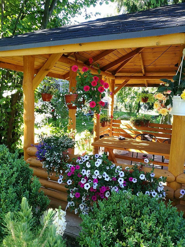 Altana ozdobiona różnymi kompozycjami roślinnymi. 