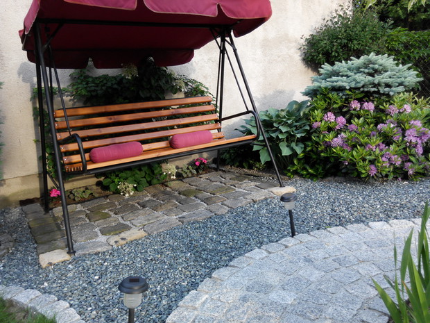 Huśtawka ogrodowa. Miejsce odpoczynku z widokiem na ogród.