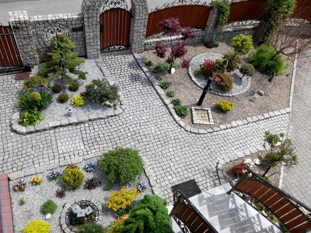  Ogród przed domem widok z góry. Jeszcze trochę pusto, ale teraz to istny busz;)