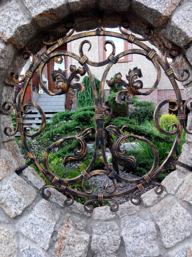 Okienko z drogi na mój mały ogród:)