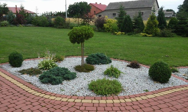 ozdobna rabata przed wejściem