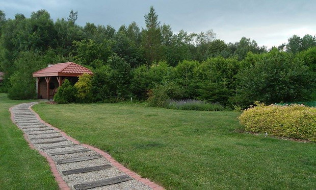 żwirowa ścieżka prowadząca do altany 