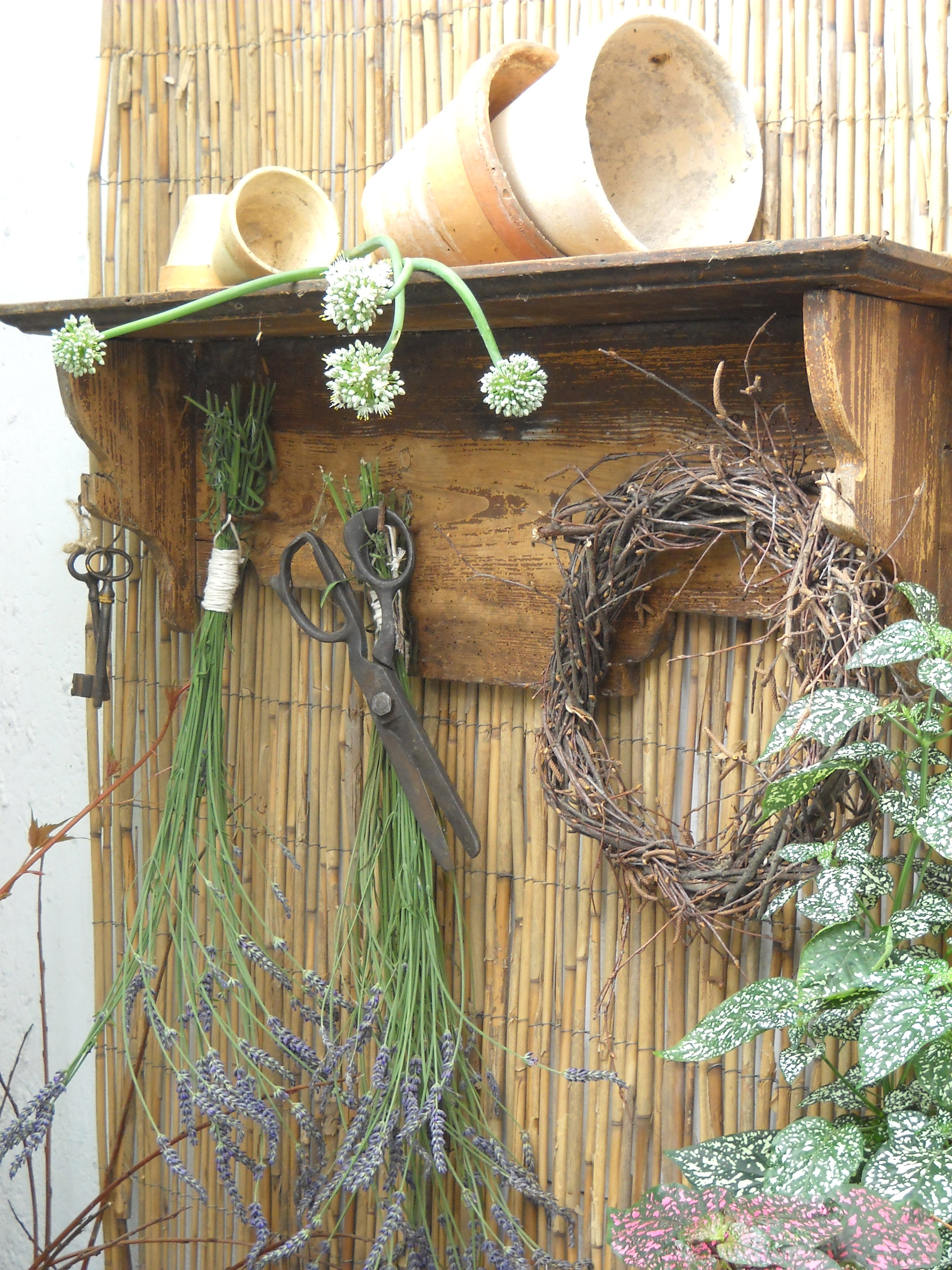 Drewniana półka -pamiątka po babci.