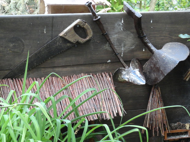 Druga strona kompostownika ze starymi narzędziami...