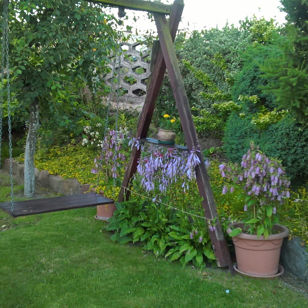 huśtawka w otoczeniu bylin to ulubione miejsce mojego synka