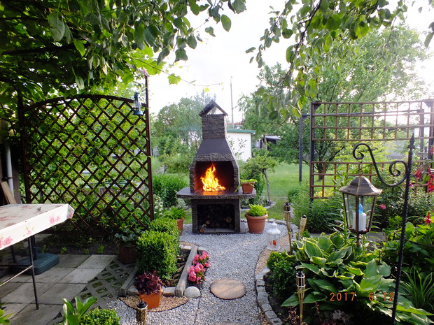 Kącik wypoczynkowy, to właśnie tu przebywamy najchętniej, w upalne dni zadaszenie z winogronu zapewnia upragniony cień 