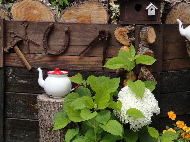 Kompostownik ozdobiony starymi narzędziami...