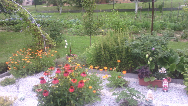 Krasnoludek na straży spokoju w ogrodzie