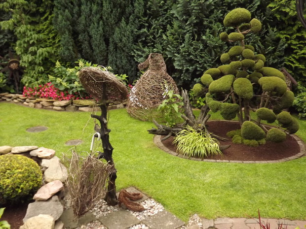 Mój ogród to także miejsce wyjątkowe z  całkiem innego powodu.

A mianowicie to prawdziwe muzeum dekoracji, które tworzę z miłością równie

wielką, jak sam ogród. 