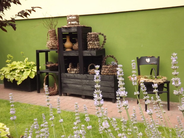 Ogrodowy kredens, a w nim moje samodzielnie wykonane dekoracje.