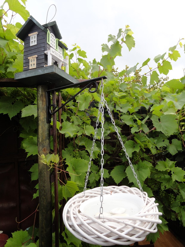 Poidełko wykonane z wiklinowego wianka, podstawki, łańcucha i ozdobnego kątownika... 