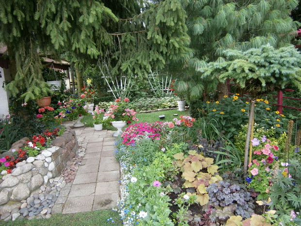 Skalniak w ogrodzie.