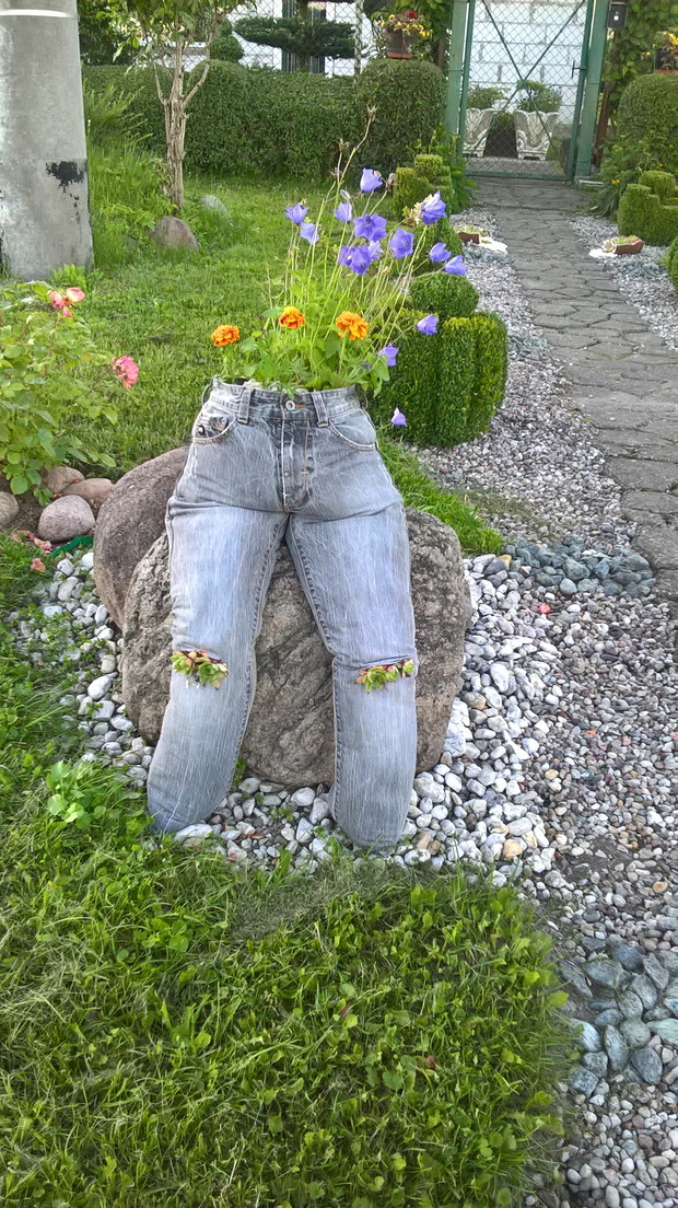 stare spodnie też mogą być niebanalną ozdobą