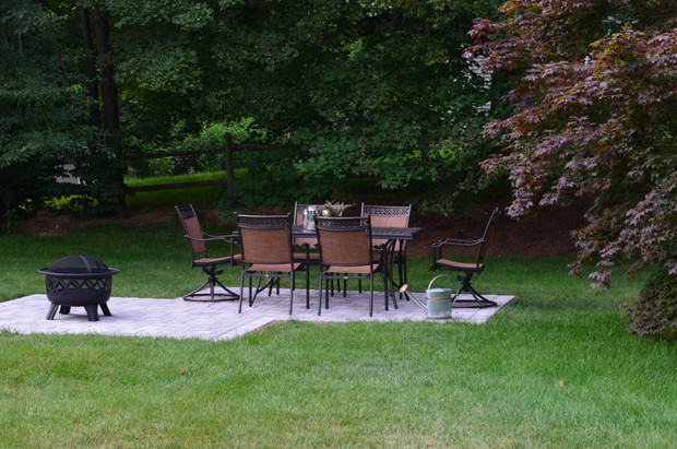 stół w cieniu drzew to jest to 