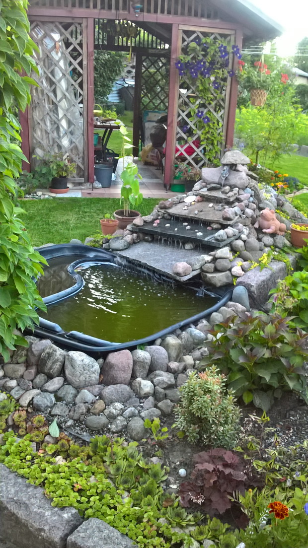 własnoręcznie wykonany wodospadzik - szum wody uspokaja i wycisza - bez wody w ogrodzie ani rusz