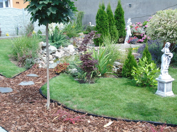 Betonowe figurki są nieodzowną częścią ogrodu.