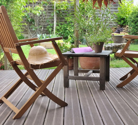 Dzięki odpowiedniej pielęgnacji ulubione drewniane stoliki i krzesła przetrwają każde niekorzystne warunki (zdj.: Fotolia.com)