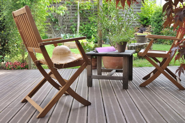 Dzięki odpowiedniej pielęgnacji ulubione drewniane stoliki i krzesła przetrwają każde niekorzystne warunki (zdj.: Fotolia.com)