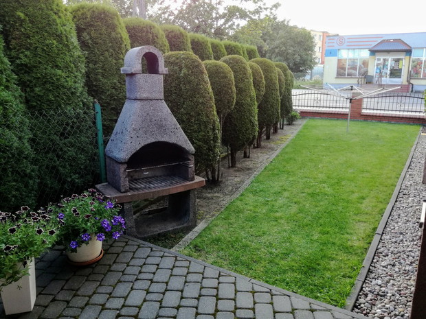 Grill ogrodowy w bezpośrednim sąsiedztwie wiaty. 