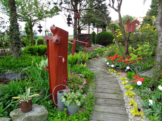 Majowe zakątki w ogrodzie :) :) To piękny czas... ja uwielbiam <3 podziwiamy i obserwujemy kwitnące barwne kwiaty oraz soczyście zielone drzewa i krzewy.